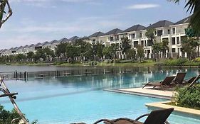 Homestay Lakeviewcity Swimming Pool